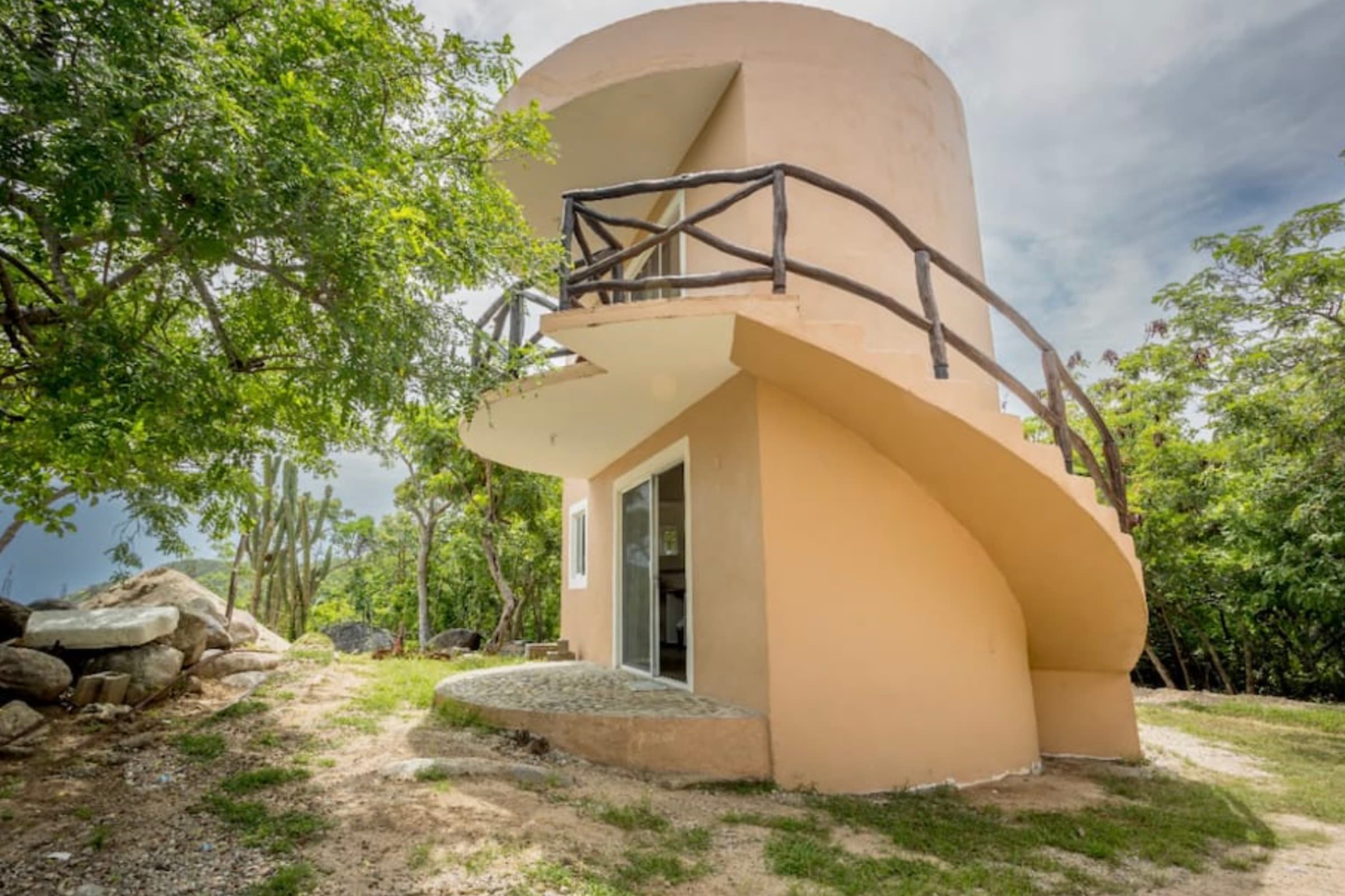 Cylindrical tower bungalow