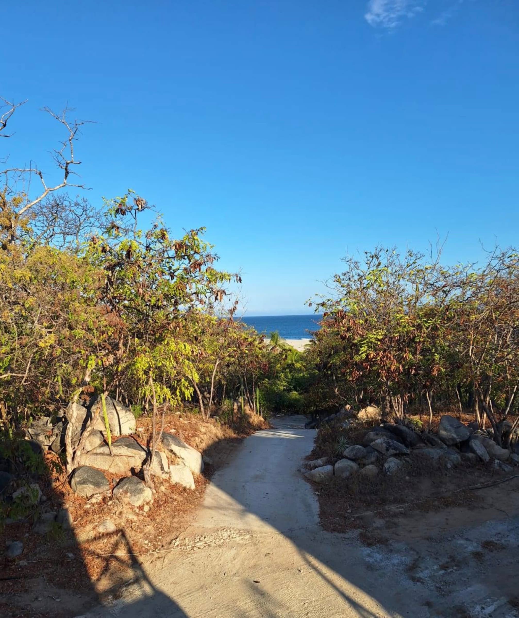 El camino de arena a la playa en Barra de la Cruz, al este de Huatulco